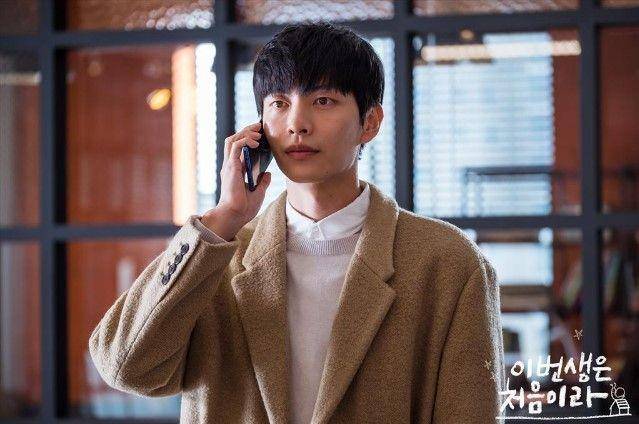 Lee Min Ki sebagai Nam Se Hee (dok. tvN/Because This Is My First Life)
