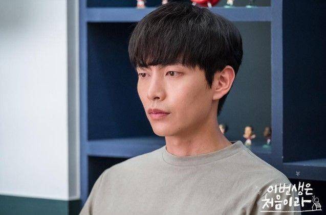 Lee Min Ki sebagai Nam Se Hee (dok. tvN/Because This Is My First Life)