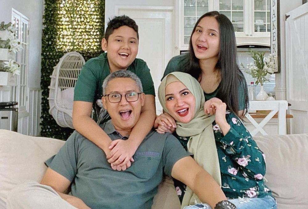 9 Potret Terbaru Harmonisnya Keluarga Natalie Sarah, Kompak Berempat!