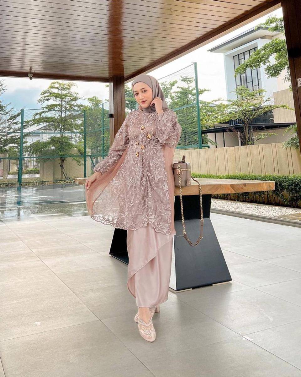 Kebaya Hijab (instagram.com/seviqfebinita)