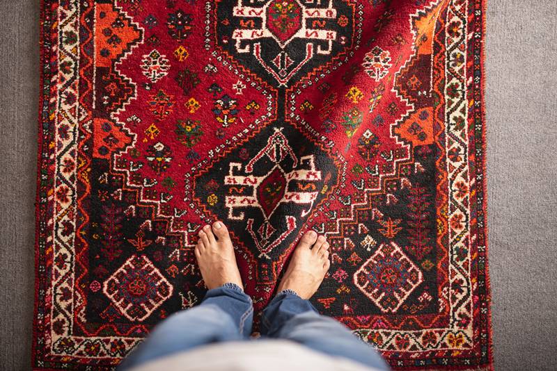 Cara mencuci sajadah dengan mengetahui bahannya (unsplash.com/sinasaadatmand)
