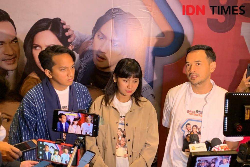 Ge Pamungkas, Indah Permatasari, dan Oka Antara pada konferensi pers film Gara-Gara Warisan (IDN Times/Rafifa Shabira)