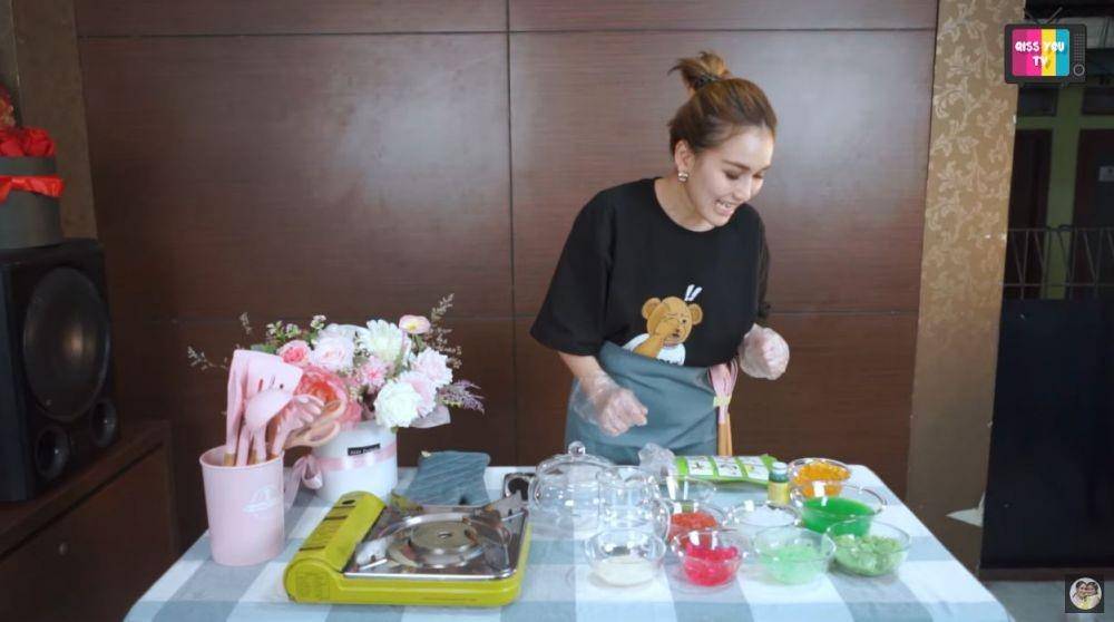 Ayu Ting Ting bikin takjil (YouTube.com/Qiss You TV)