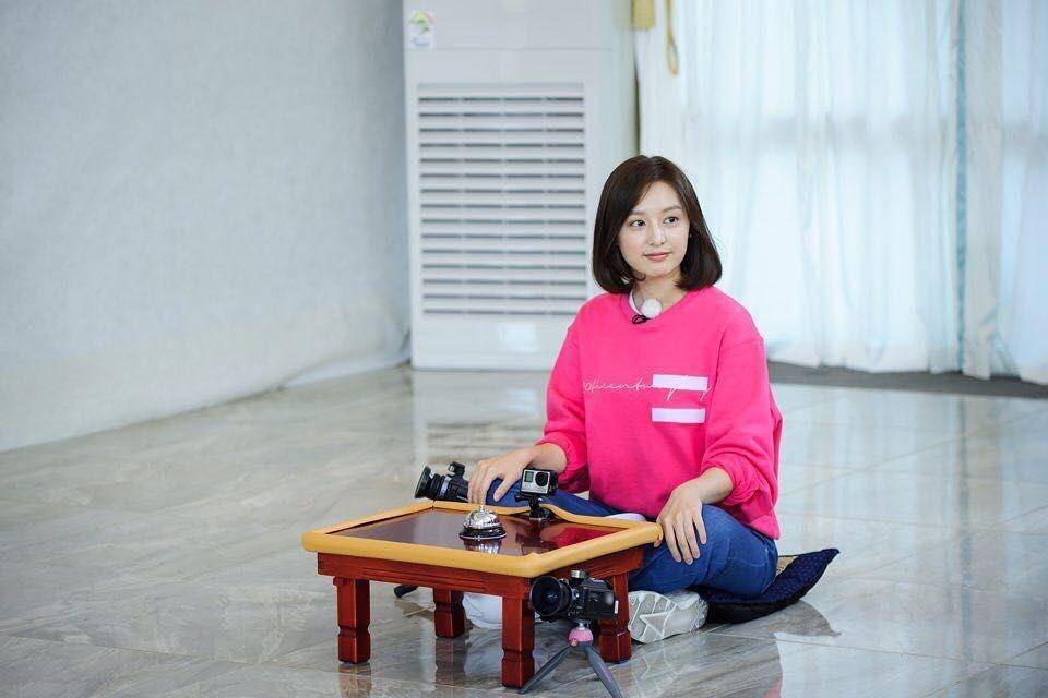 OOTD ala Kim Ji Won (instagram.com/geewonii)