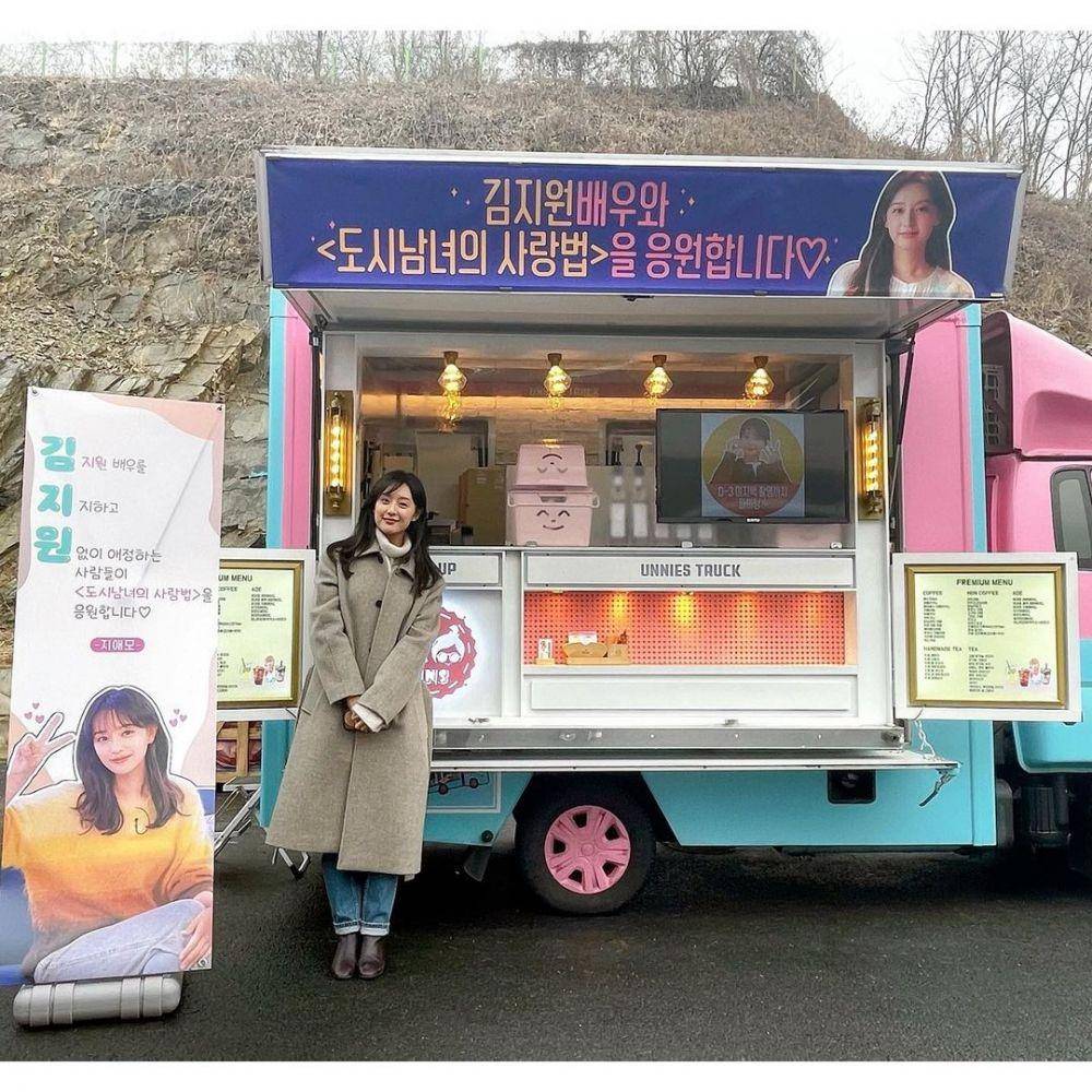 OOTD ala Kim Ji Won (instagram.com/geewonii)