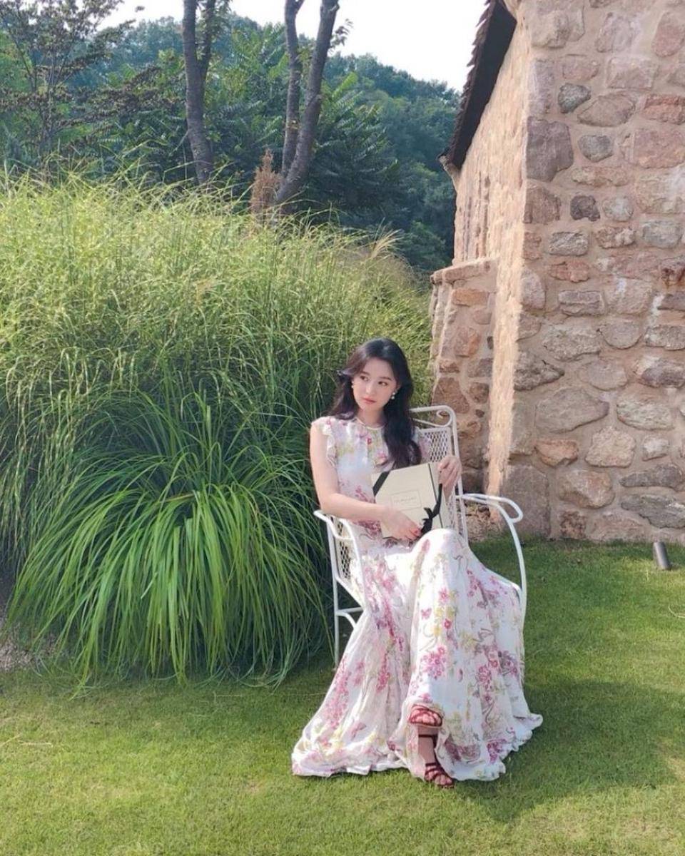 OOTD ala Kim Ji Won (instagram.com/geewonii)
