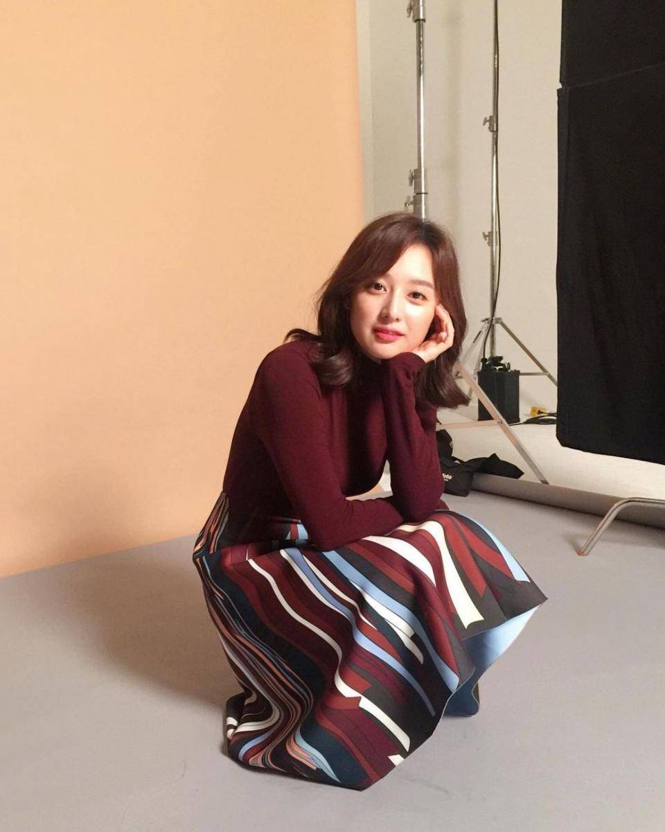 OOTD ala Kim Ji Won (instagram.com/geewonii)