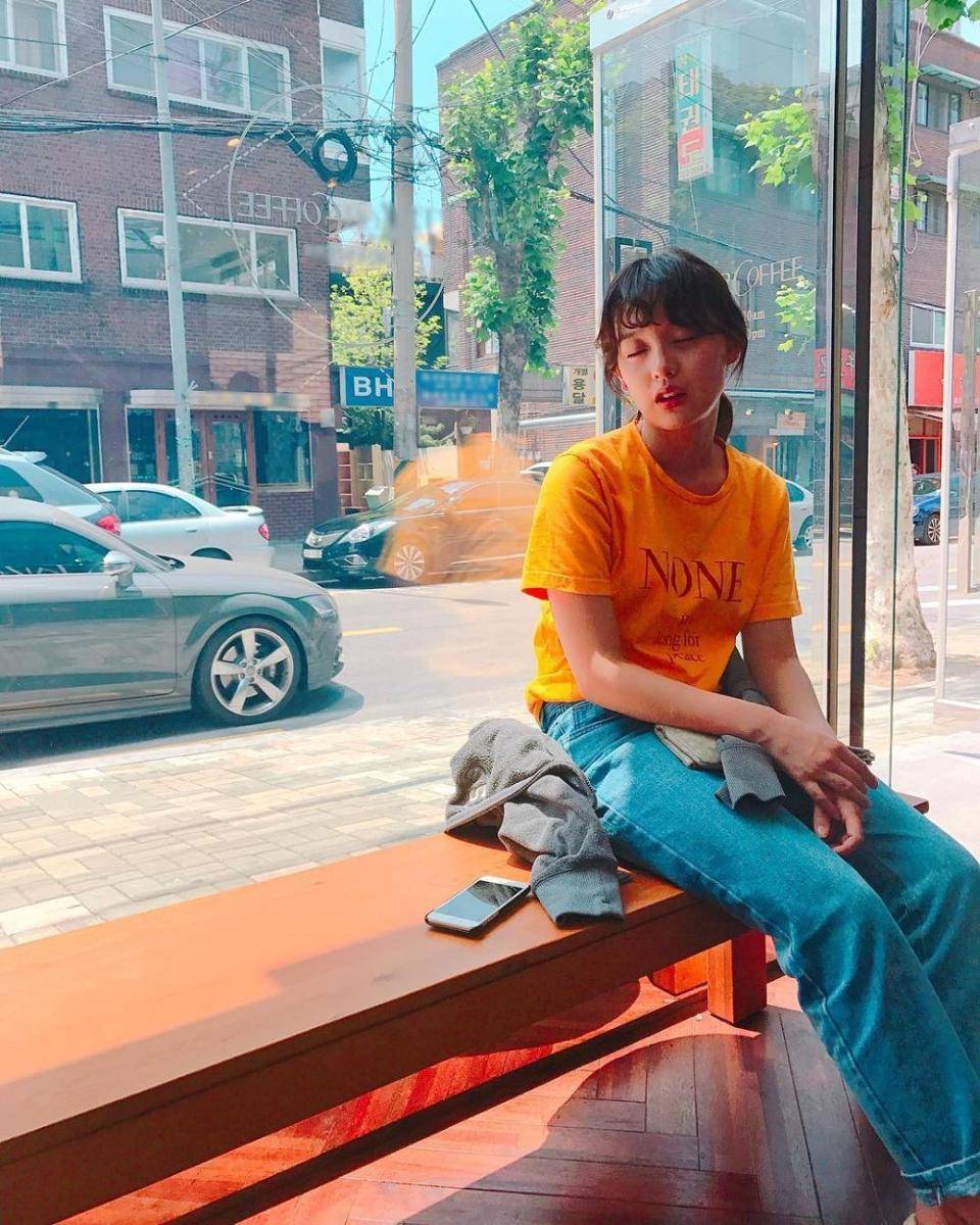 OOTD ala Kim Ji Won (instagram.com/geewonii)