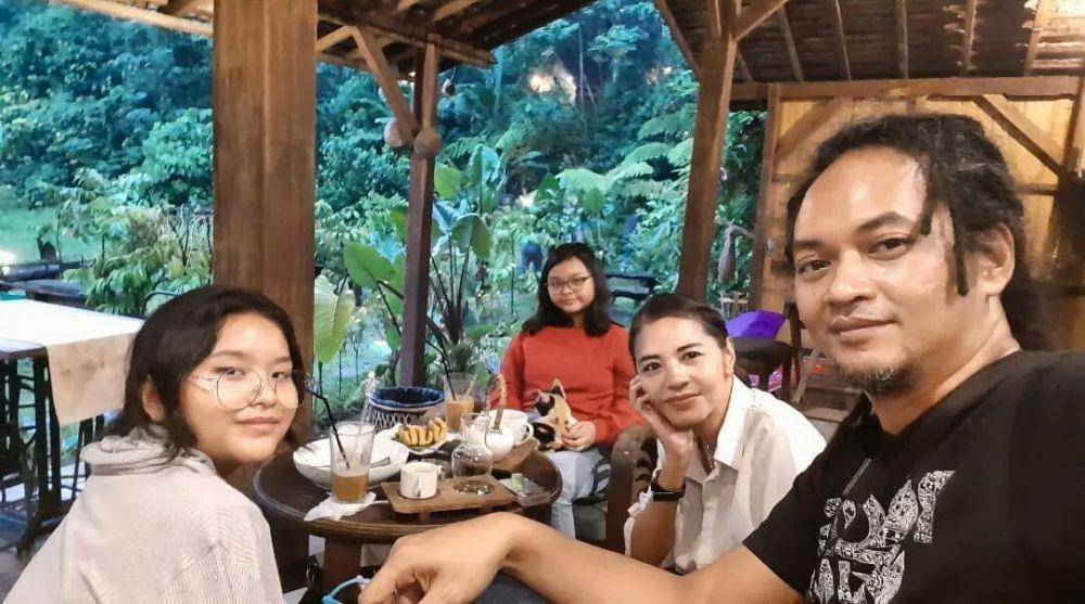 Agung Gimbal dengan anak dan istri (instagram.com/dummergimbal)