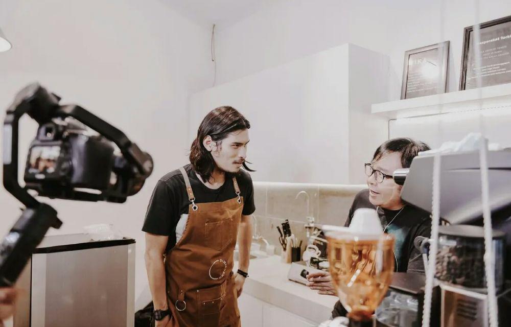 9 Potret Memukau Virzha Pakai Apron Barista, Jadi Bos Diwaroeng