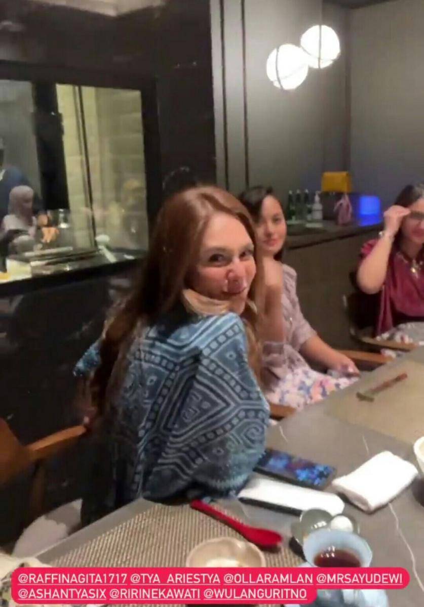potret buka puasa bersama geng Cendol (instagram.com/titi_kamal)