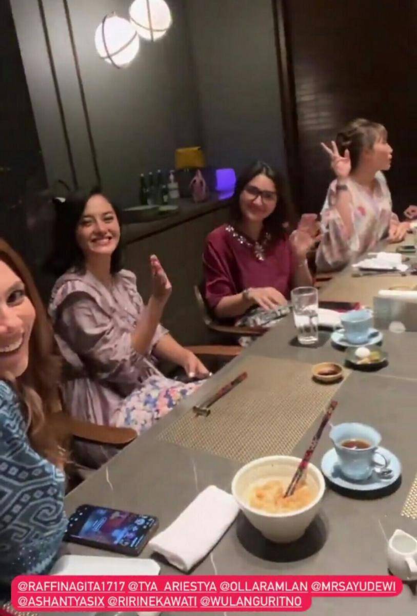potret buka puasa geng Cendol (instagram.com/titi_kamall)
