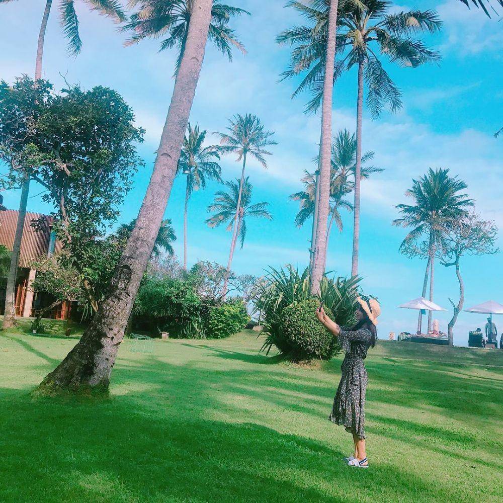 OOTD ala Kim Ji Won (instagram.com/geewonii)