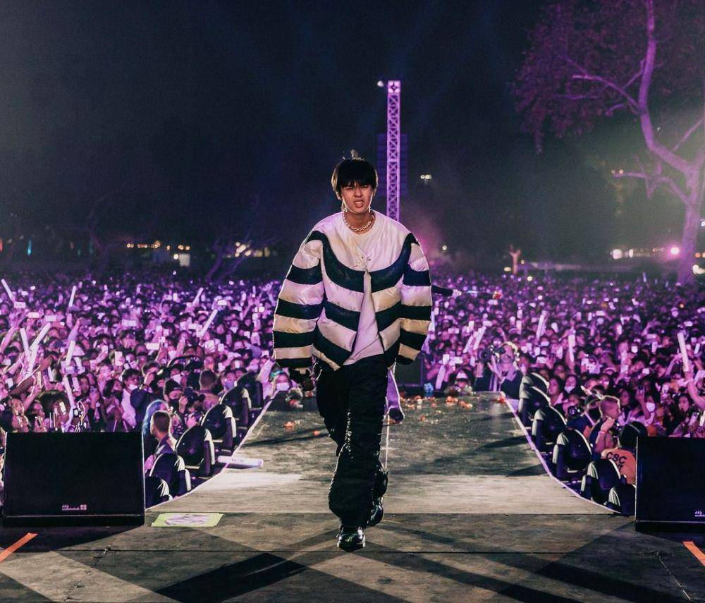 Potret Warren Hue saat tampil di Head in The Clouds 2021 Los Angeles, AS. (instagram.com/warrenhue)