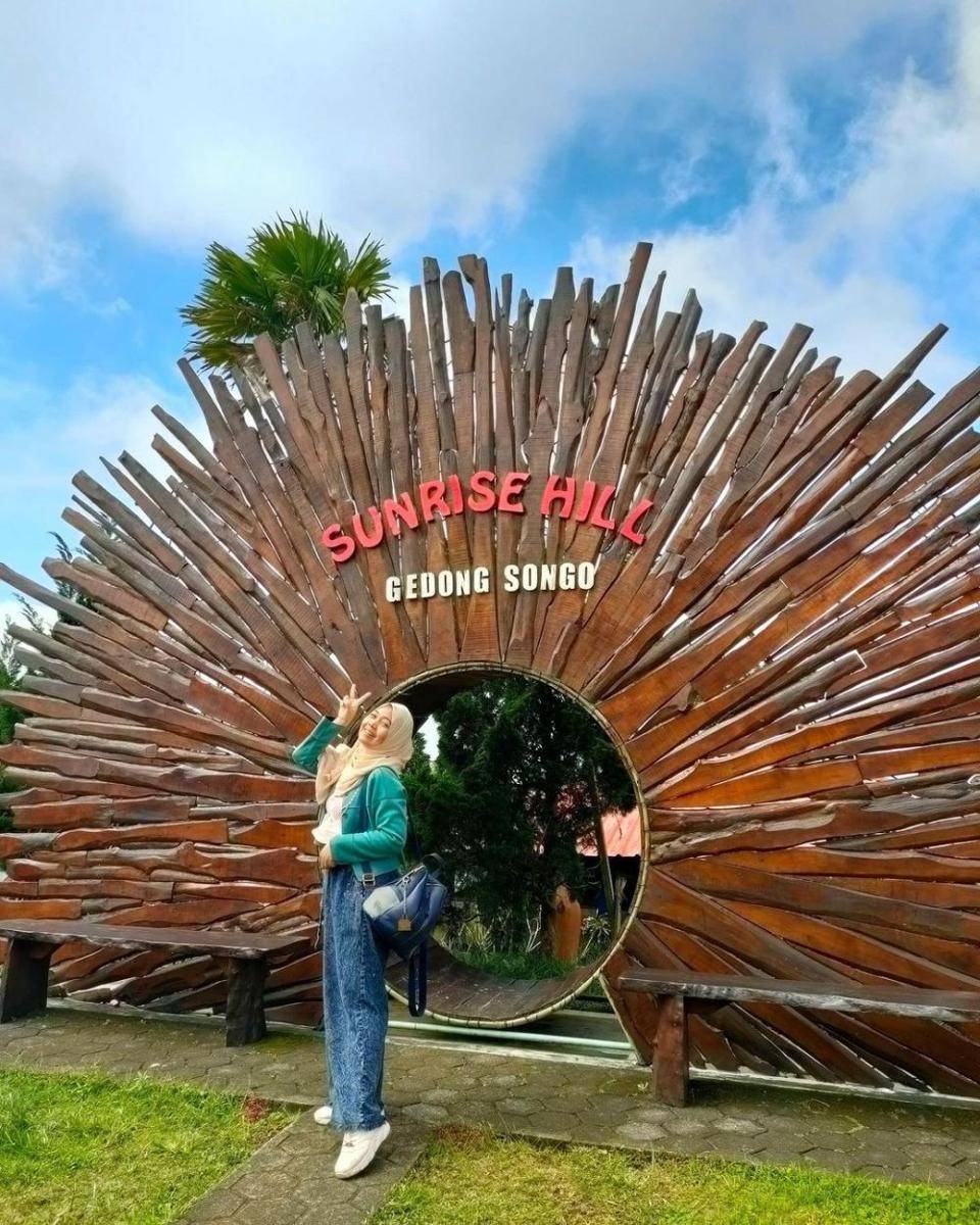 Sunrise Hill Gedong Songo, Semarang (instagram.com/coacheethagalih)