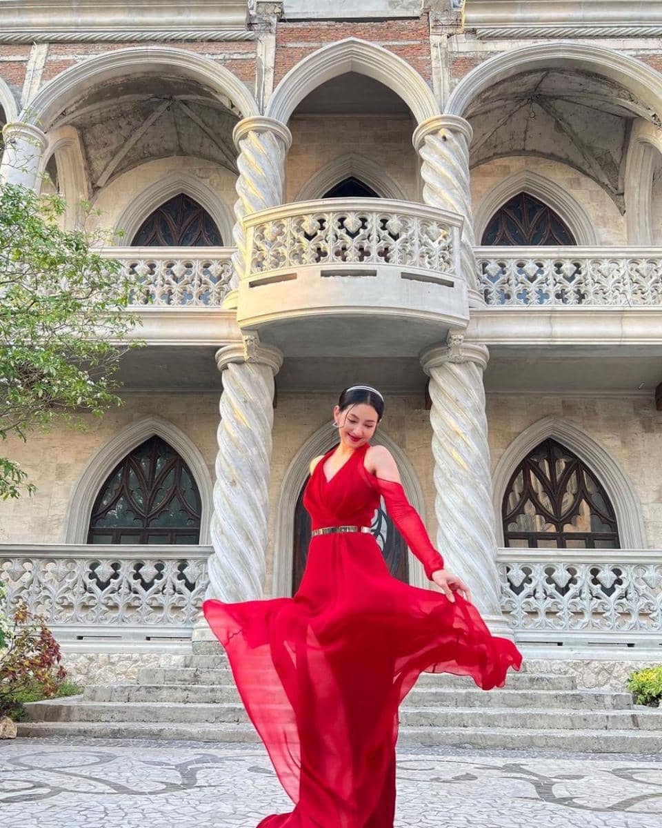 outfit merah Bella Campen (Instagram.com/bellacampen)