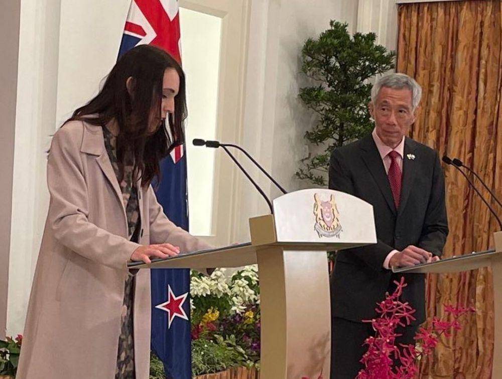 Perdana Menteri Selandia Baru Jacinda Ardern (kiri) saat mengadakan Konferensi Pers Bersama dengan Perdana Menteri Singapura Lee Hsien Loong pada 19 April 2022. (instagram.com/Jacinda Ardern)