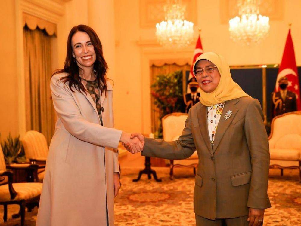 Perdana Menteri Selandia Baru Jacinda Ardern saat bertemu dengan Presiden Singapura, Halimah Yacob (kanan) pada 19 April 2022. (instagram.com/Jacinda Ardern)