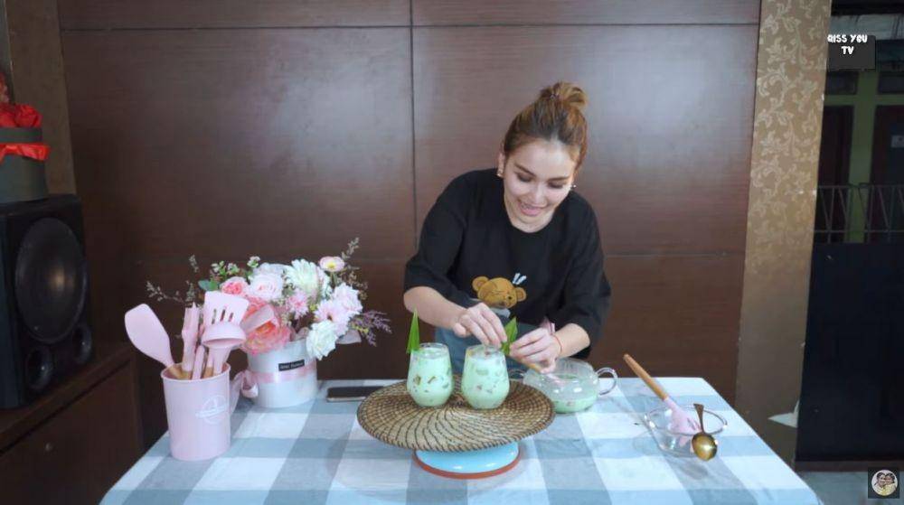 Ayu Ting Ting bikin takjil (YouTube.com/Qiss You TV)
