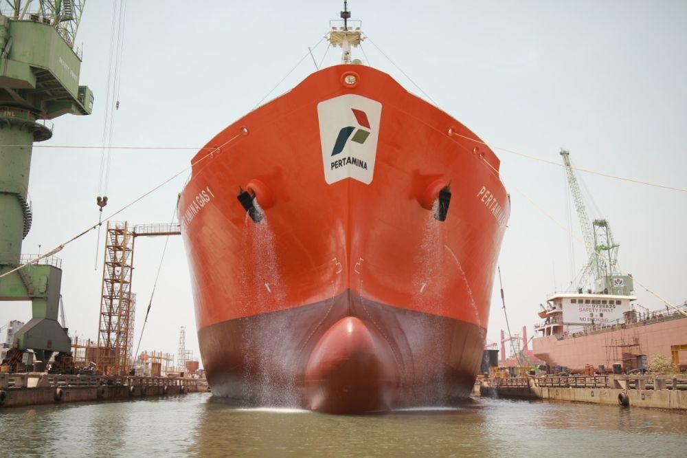 Kapal tangker Pertamina dalam proses distribusi BBM di tanah air. Foto Pertamina