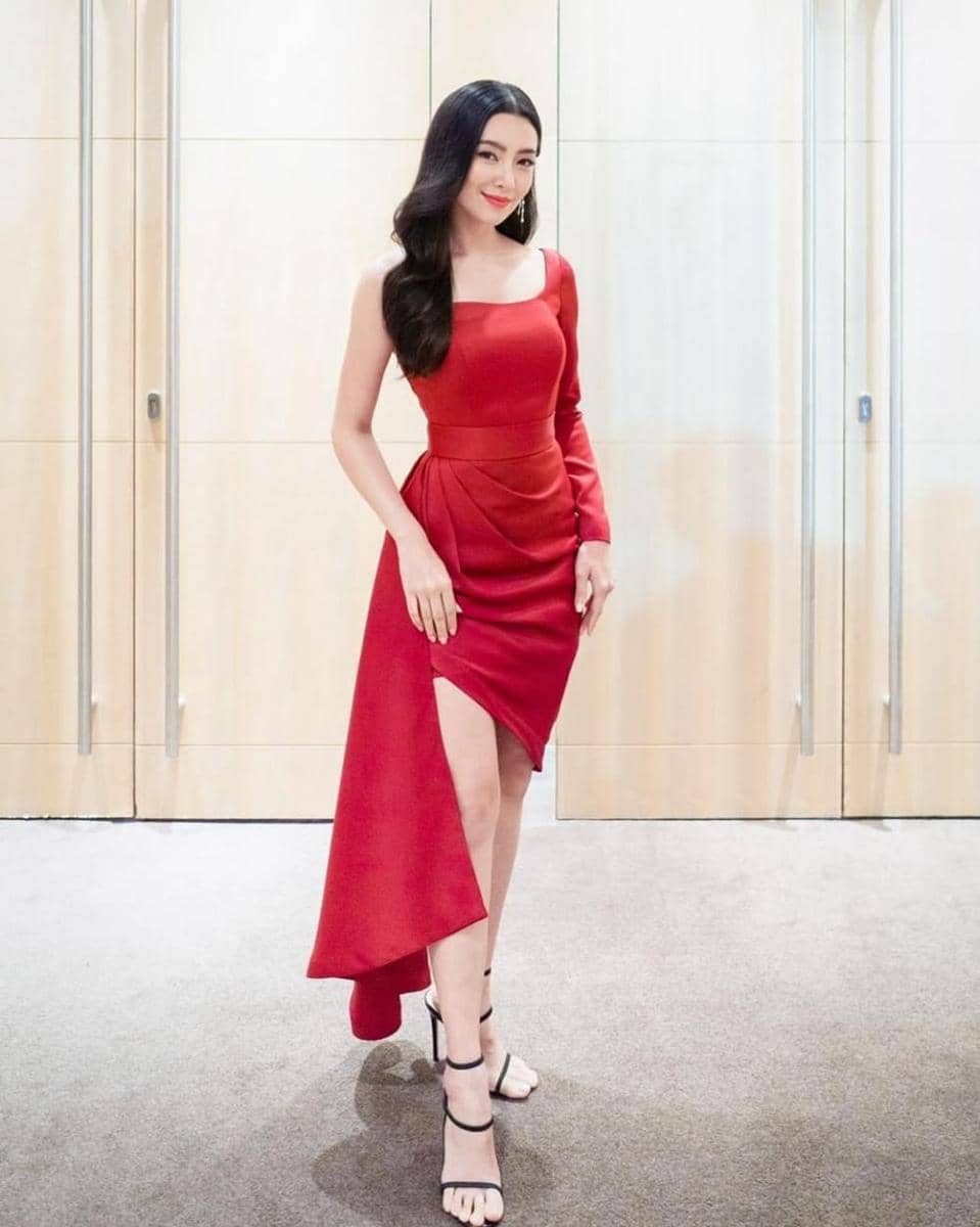 outfit merah Bella Campen (Instagram.com/bellacampen)