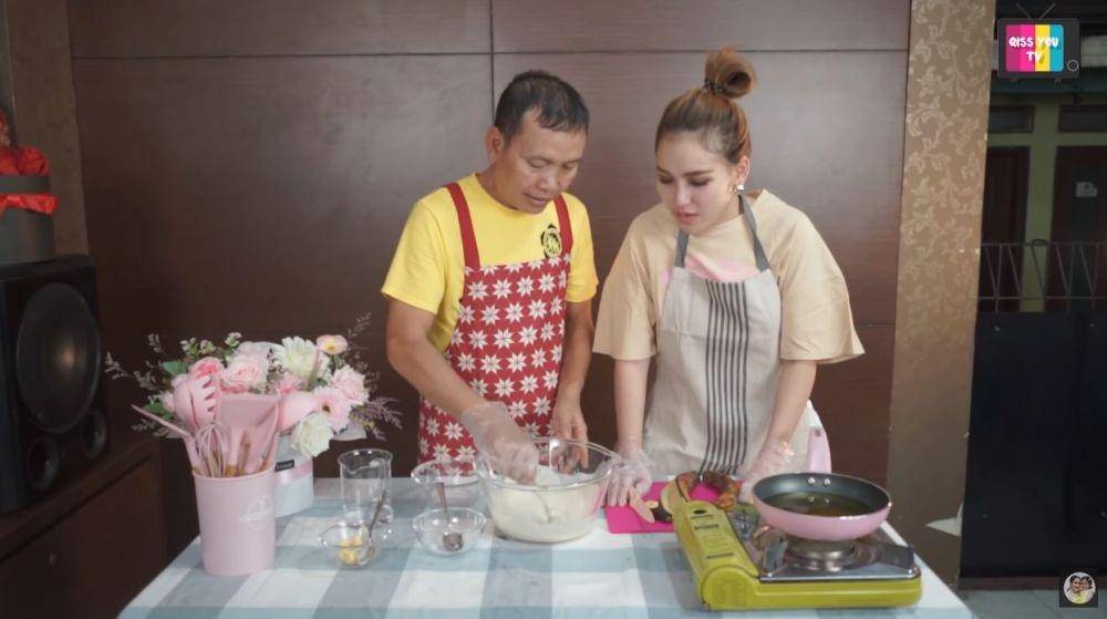Ayu Ting Ting bikin takjil (YouTube.com/Qiss You TV)