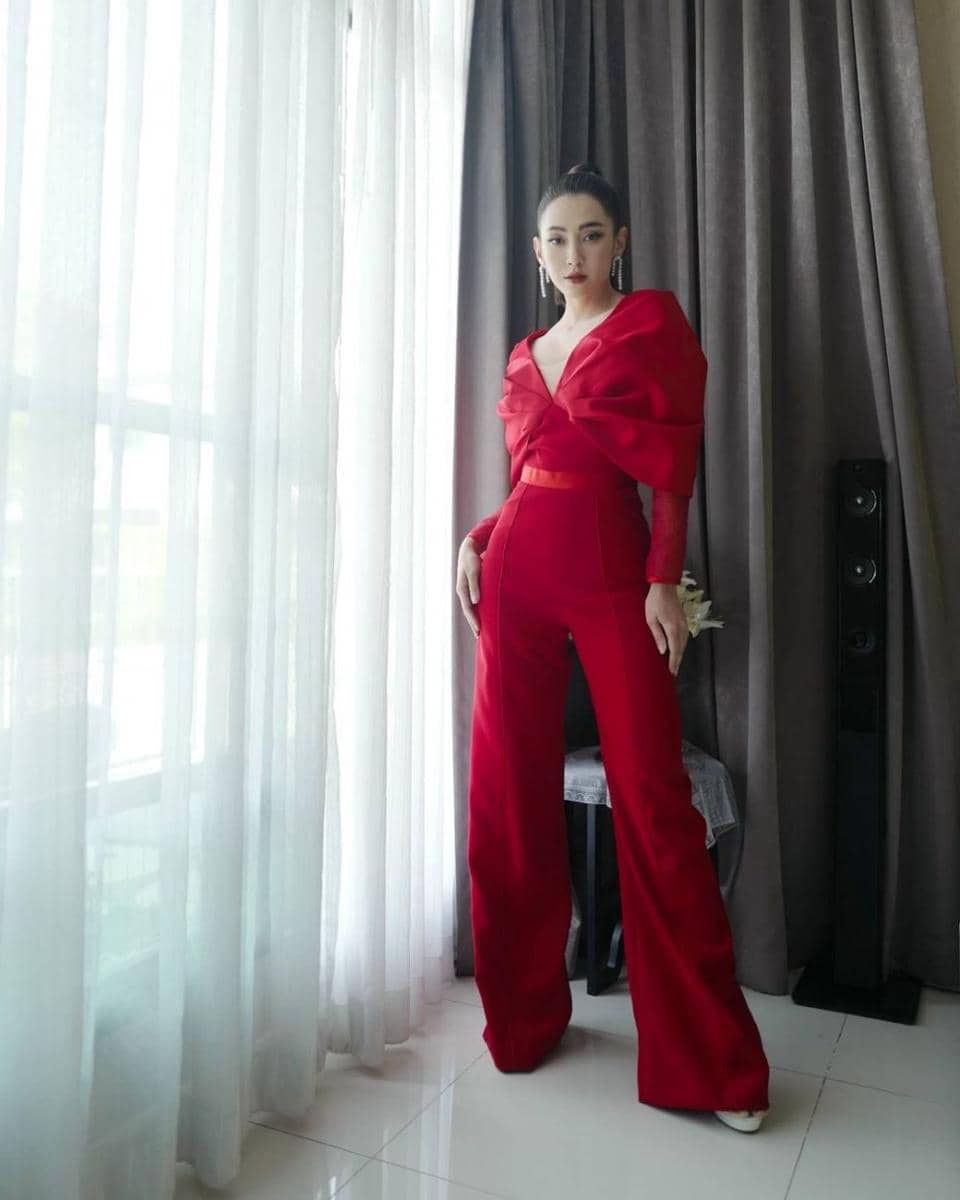 outfit merah Bella Campen (Instagram.com/bellacampen)