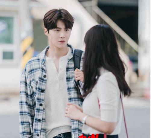 potret Kim Seon Ho dalam KDrama Hometown Cha Cha Cha (dok. tvN/Hometown Cha Cha Cha)