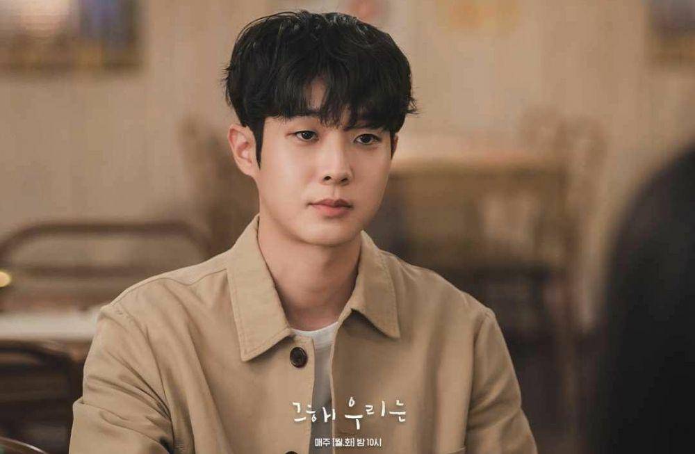 Choi Woo Shik di drama Our Beloved Summer (instagram.com/sbsdrama.official)