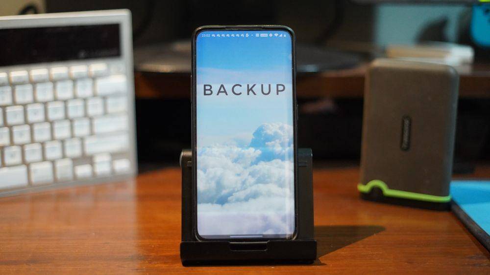 ilustrasi backup data HP (androidauthority.com)
