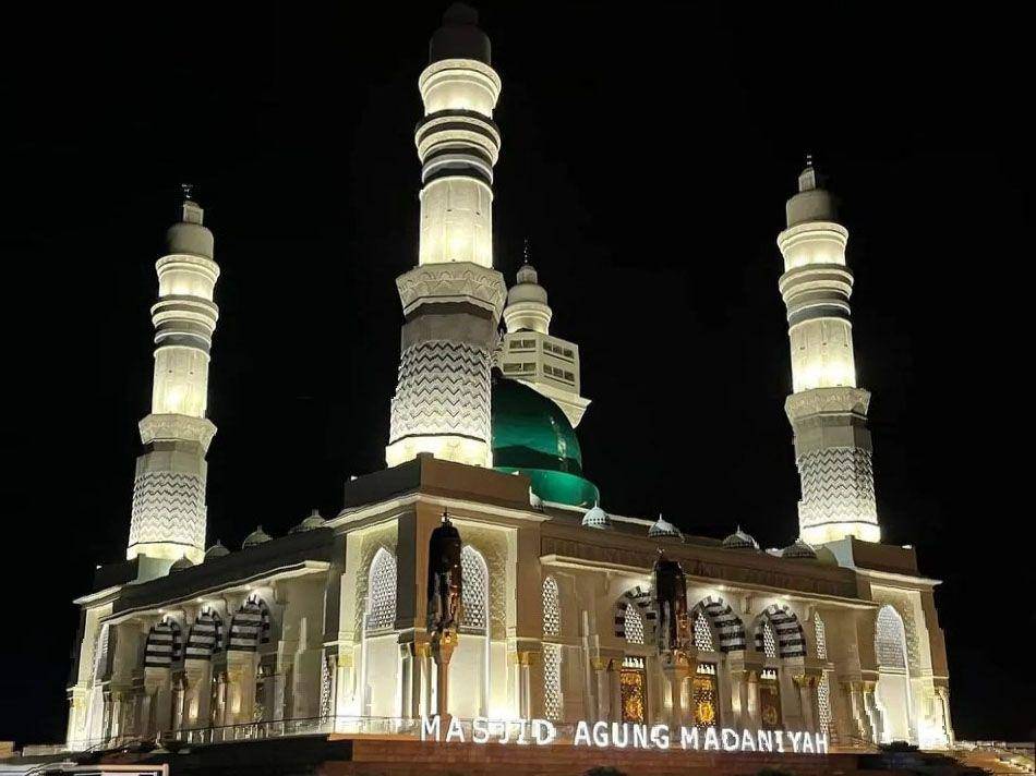 Megahnya Masjid Agung Madaniyah pada malam hari (Instagram.com/ammi_noer)