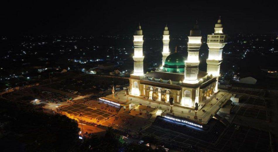 Indahnya Masjid Agung Madaniyah pada malam hari (Instagram.com/andrikhoirulh)