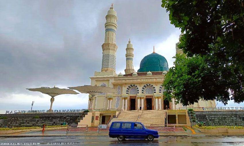 4 payung raksasa terdapat di halaman Masjid Agung Madaniyah Karanganyar (Instagram.com/samdawus)