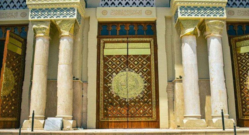pintu yang dihias ornamen tembaga (Instagram.com/sophi_gunawan)