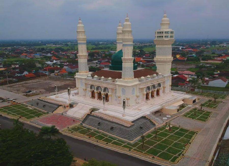 lokasi Masjid yang strategis dan tempat parkir yang luas (Instagram.com/vega_tohari)
