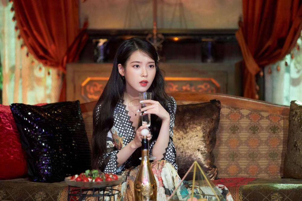 IU (twitter.com/_IUofficial)