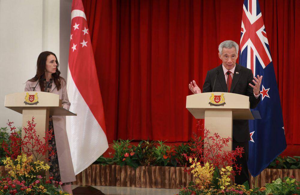 Perdana Menteri Singapura Lee Hsien Loong (kanan) saat mengadakan Konferensi Pers Bersama dengan Perdana Menteri Selandia Baru, Jacinda Ardern pada 19 April 2022. (twitter.com/leehsienloong)