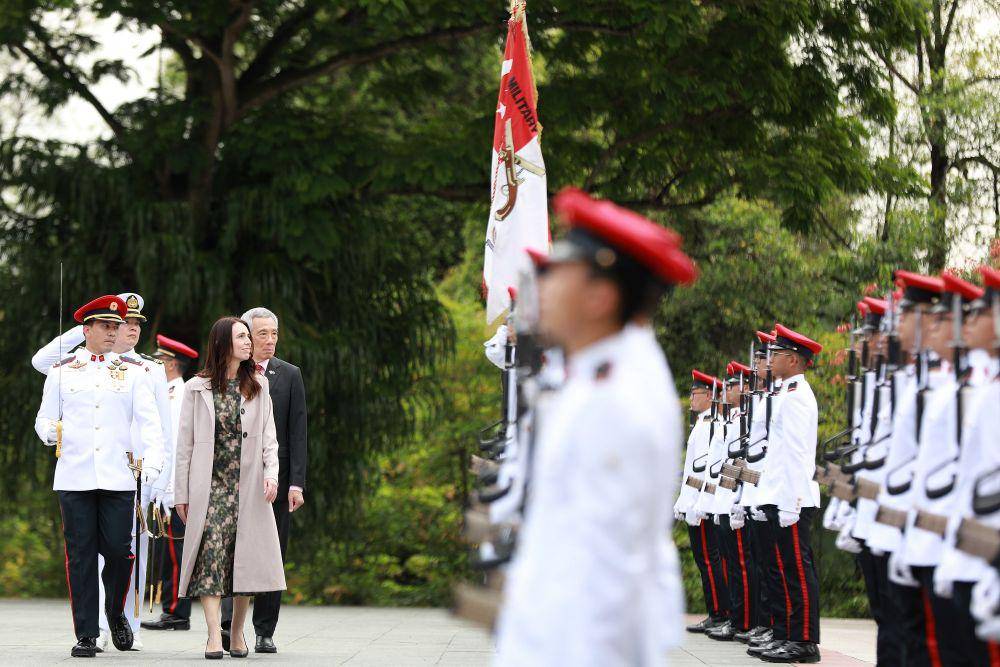 Perdana Menteri Selandia Baru, Jacinda Ardern disambut oleh Perdana Menteri Singapura Lee Hsien Loong di Istana (19/4/2022). (twitter.com/leehsienloong)