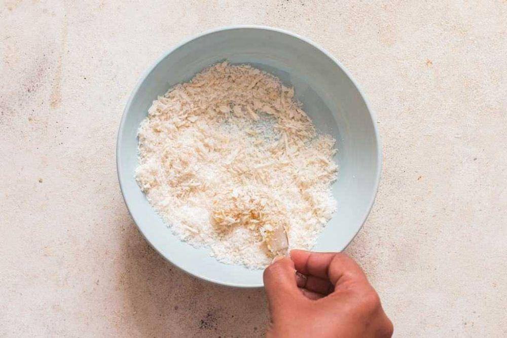 ilustrasi membalur udang dengan tepung (currytrail.in)