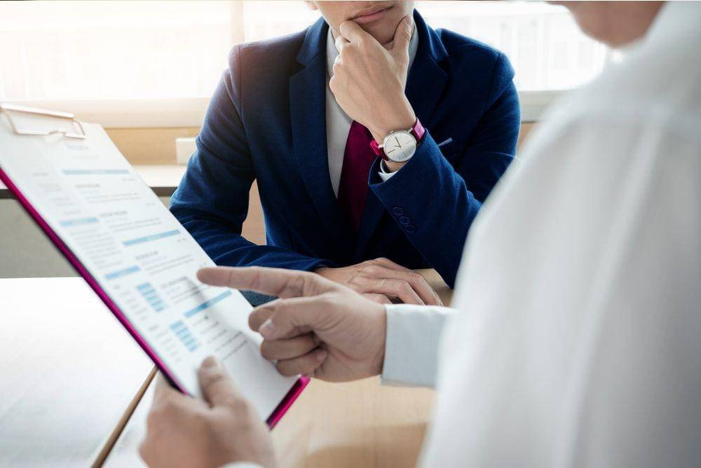 Seseorang ketika sedang interview untuk melamar pekerjaan (Shutterstock/Indypendenz)