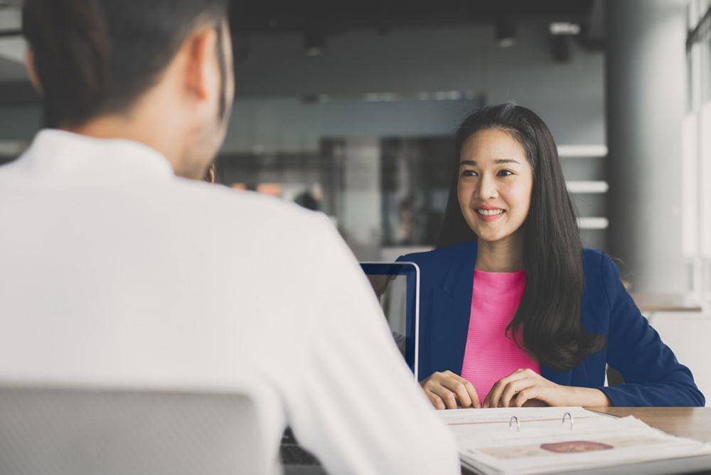 Seseorang ketika sedang interview untuk melamar pekerjaan (Shutterstock/jesterpop)