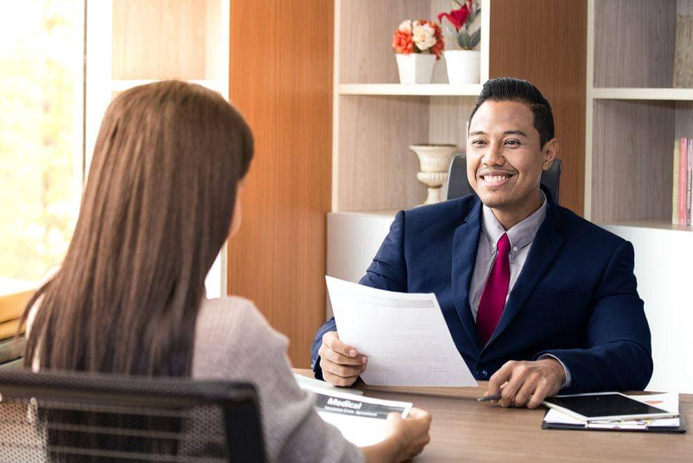 Seseorang ketika sedang interview untuk melamar pekerjaan (Shutterstock/jesterpop)
