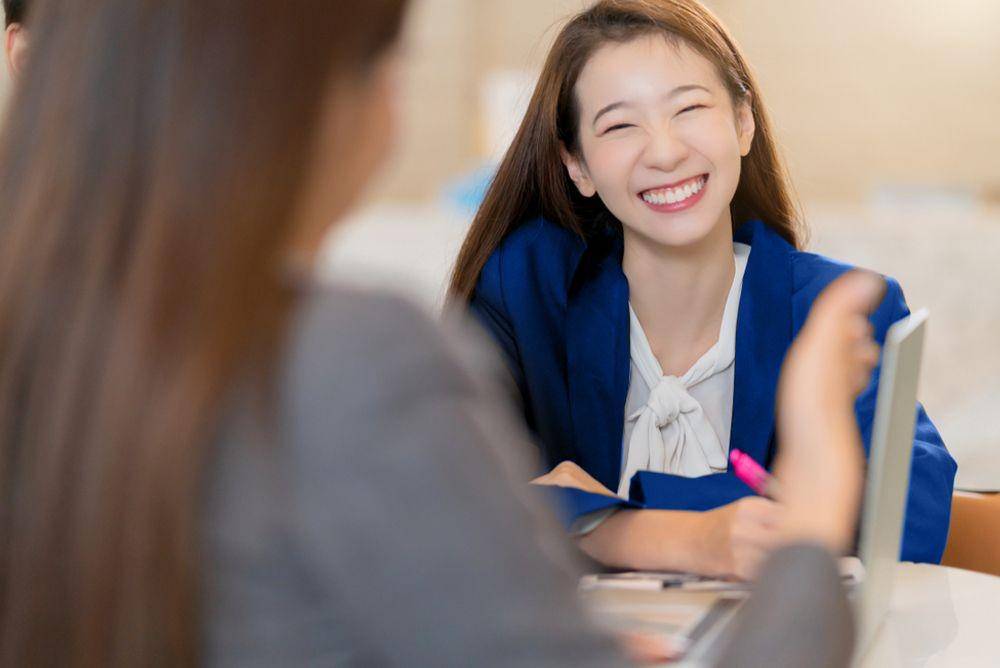 Ilustrasi magang di kantor impian (Shutterstock/WHYFRAME)
