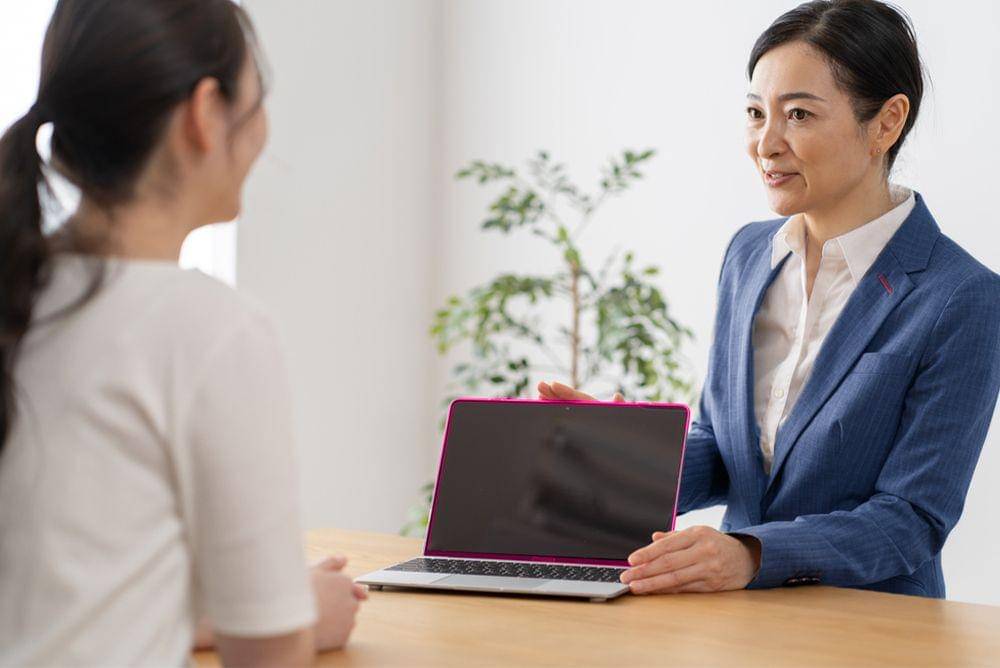Seseorang ketika sedang interview untuk melamar pekerjaan (Shutterstock/chaponta)