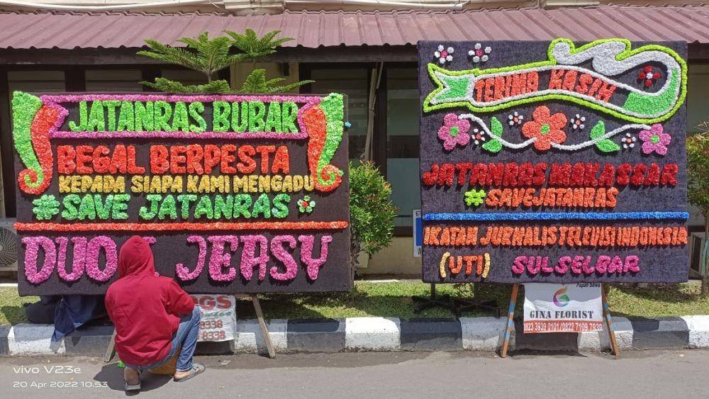 Karangan bunga di halaman kantor Polrestabes Makassar. (Istimewa)
