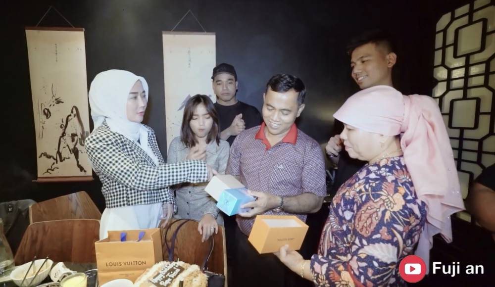 Perayaan ulang tahun Haji Faisal (Dok. Youtube/ Fuji an)