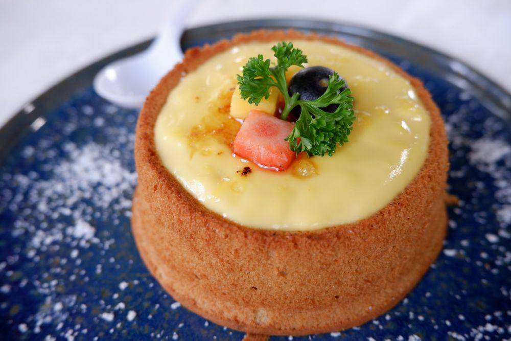 ilustrasi ide hampers makanan isi custard (unsplash.com/Lingchor)