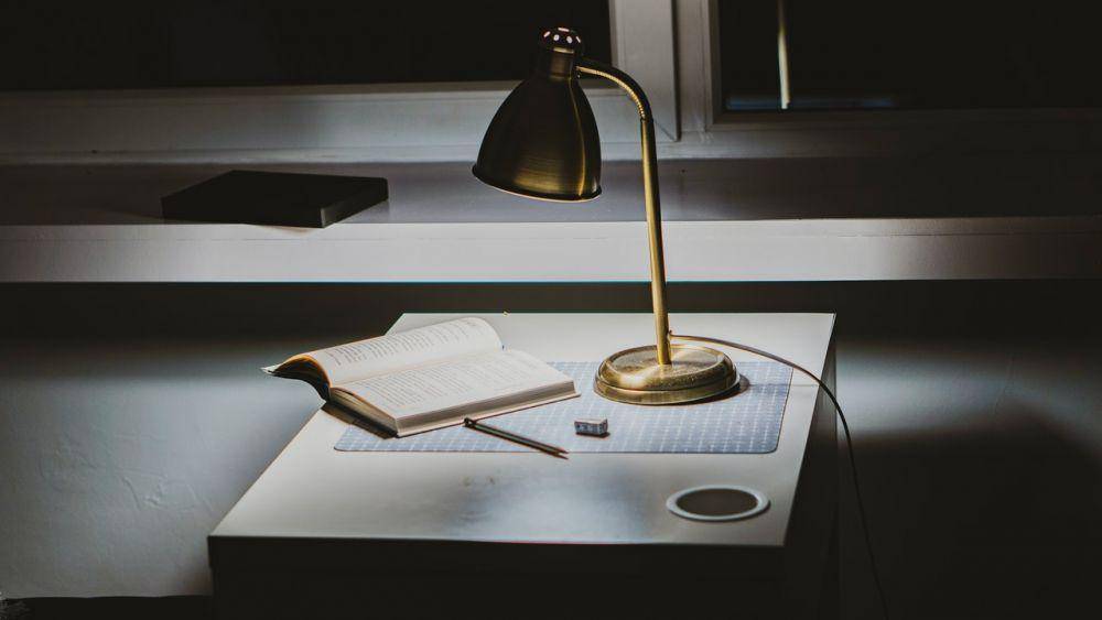 lampu meja (pexels.com/Yury Rymko)