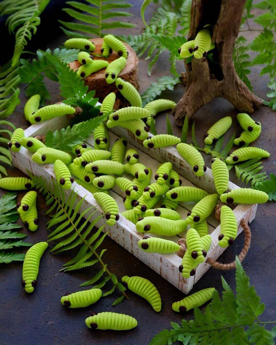 caterpillar cookies (instagram.com/juwitacc)