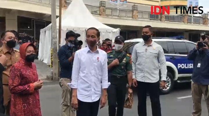 Di Surabaya, Presiden Jokowi Serahkan BLT Minyak Goreng
